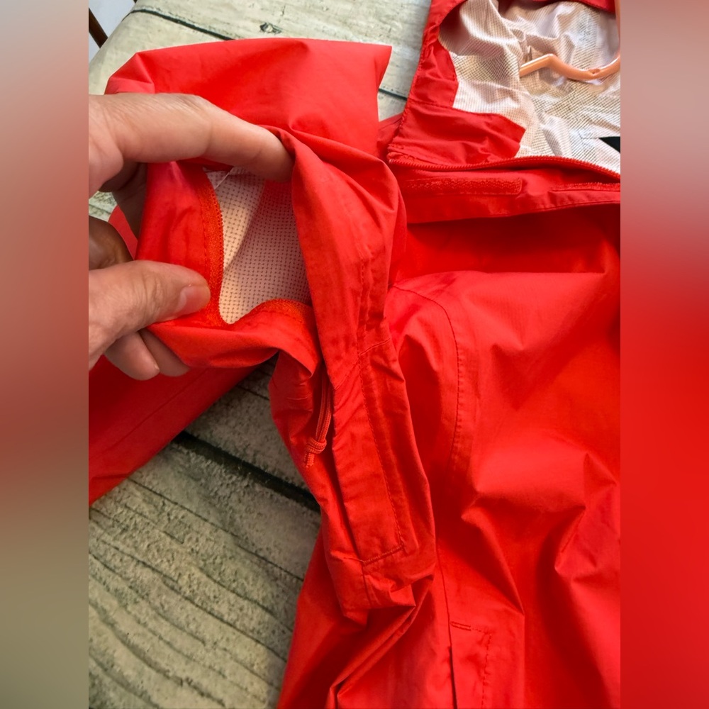 The North Face Women's Venture 2 Jacket in a coral color. L - Picture 8 of 8